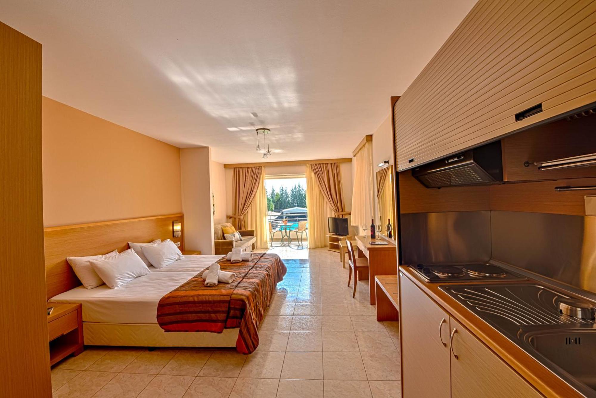 Anilio Plaza Aparthotel Zacharo Quarto foto